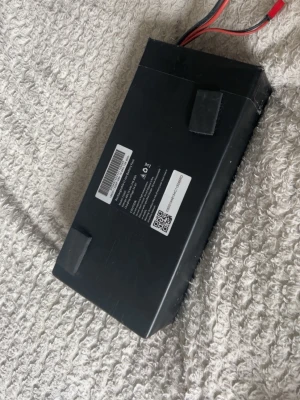 Uppladdningsbart Li-ion batteripack 48V - Säljer ett svart uppladdningsbart Li-ion batteripack, modell 13S6P. Batteriet har en kapacitet på 48V, 15.6Ah och 748.8Wh. Laddningsspänning är 54.6V. Perfekt för elfordon eller andra elektronikprojekt som kräver kraftfullt batteri.