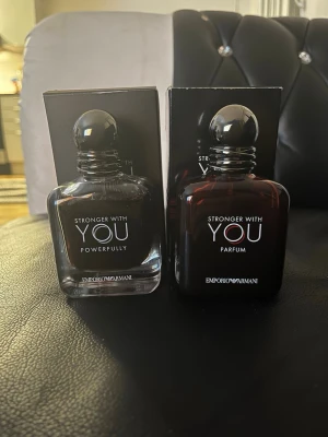 Stronger With You Set - Hej säljer 2 st äkta Stronger With You parfymer  •Stronger With You Powerfully 50 ml (49 ml kvar) •Stronger With You Parfum 50 ml (35 ml kvar)  Originalbox medföljer också, tveka inte om att lägga en prisförslag!