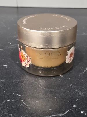 Rituals Intuïta bodykräm sandelträ & vanilj - Oanvänd! Slutsåld, limited edition. Lyxig bodykräm från Rituals i serien Intuita med doft av sandelträ och vanilj. Burken är guldig med blommiga detaljer och har en rund form. Perfekt för att återfukta huden och ge en mjuk känsla.
