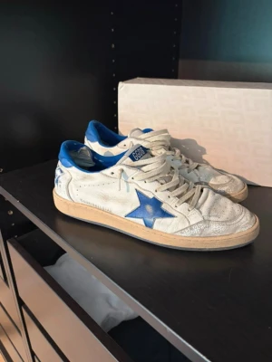 Golden goose ballstar - Tja, säljer dem fetaste ballstarsen på marknaden, skicket är sådär men dem är fortfarande fina och användbara och väldigt sköna! Nypris 5299 på care of Carl. Skriv om ni har frågor, dem är givetvis äkta!