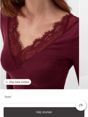 Vinröd Intimissimi. - Vinröd långärmad Intimissimi med spets. Knappt använt. Mycket bra skick.💕