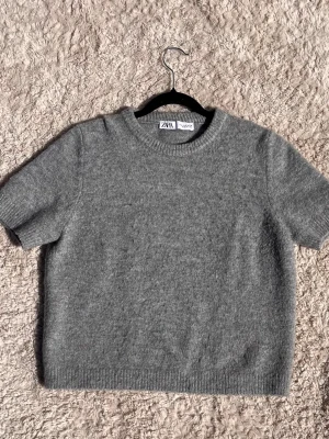 Grå stickad t-shirt från Zara - Kortärmad stickad t-shirt från Zara i mjuk grå ullmix. 