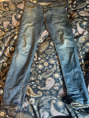  511 Levis jeans med slitningar - Säljer ett par Levis 511 blåa jeans.  Jeansen är knappt använda . Perfekta för en avslappnad och trendig stil Med en rak passform 