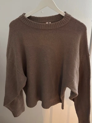 Beige oversized stickad tröja - Säljer en beige oversized stickad tröja med rund halsringning och ribbade muddar vid ärmslut och nederkant. Tröjan har en avslappnad passform och är perfekt för lager på lager. Enkel och stilren design som passar till det mesta.