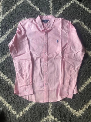 Rosa skjorta från Polo Ralph Lauren - Säljer en klassisk rosa skjorta från Polo Ralph Lauren. Helt ny, pris kan diskuteras och jag tar gärna emot prisförslag.