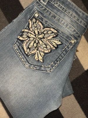 Blå bootcut jeans med broderad ficka - Säljer ett par ljusblå bootcut jeans. Står 30 i dem men dom sitter som W28-26. Köpta på A2vintage för 2000kr. Skriv gärna om ni har frågor! 🫶🏻 