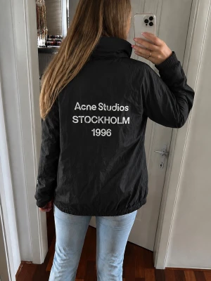 Acne studios jacka  - Jätte snygg och cool acne studios jacka utan defekter perfekt nu inför hösten! Försöker frakta samma dag 😊