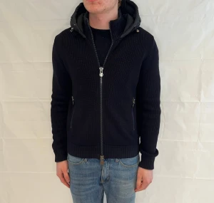 Moncler Tricot Cardigan Men's Blue - Marinblå Moncler-kofta i storlek L, fint begagnat skick.