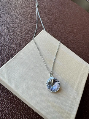 Swarovski halsband  - Stilren halsband med Swarovski kristall i strlk 12mm och S-verifierat rostfritt stål kedja 50cm med förlängning