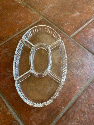 Delbar glasskål i sektioner - Säljer en transparent glasskål som består av fem delar som kan sättas ihop till en oval form. Perfekt för snacks, godis eller tillbehör. Skålarna har ett snyggt mönster längs kanterna och kan användas separat eller tillsammans. Kolla gärna mina andra annonser❗️