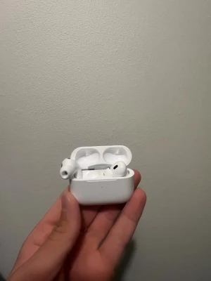 AirPods  - Snygga vita trådlösa in-ear hörlurar med laddningsetui. Hörlurarna har silikonproppar för bekväm passform och stilren design. Perfekta för musik, poddar och samtal på språng. Laddas enkelt i det medföljande etuiet.