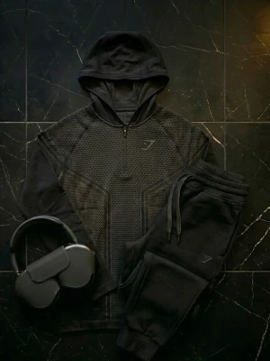 Sällsynt Onyx v3 hoodie från Gymshark - Snyggt svart Onyx v3 hoodie från Gymshark med huva och halv dragkedja. Materialet är en mix av polyester, nylon och elastan med strukturerade detaljer för extra stilpoäng. Perfekt för gymmet. Extremt sällsynt och eftertraktad då den inte produceras längre. Kopplas till ikoner som David Laid. Otroligt fint skick som är ovanligt att hitta.