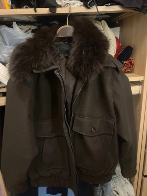 zara jacka - Snygg mörkbrun jacka med pälskrage från zara, pälsen går att ta av. Skriv privat lm ni vill ha fler bilder. 