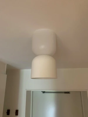 Vit taklampa i modern design - Säljer en stilren vit taklampa med rundad, cylindrisk form  i matt material. Inga defekter🌸