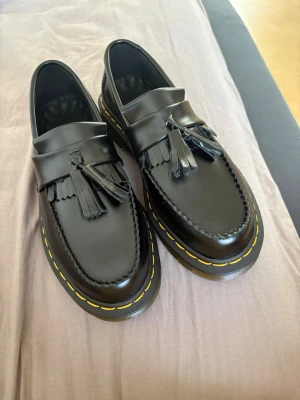Dr. Martens - Adrians slip ins, shine black. Selling my birthday present from my aupair family in england, unfortunately not my style.🫣 Am back to my town and i know this shoes are worth around 180P but just wanna sell it fast and buy something else instead💐 I am 37 or 371/2 and the shoes fits perfectly.👌 Pice can be negotiable, dropp an offer 🫶🏻