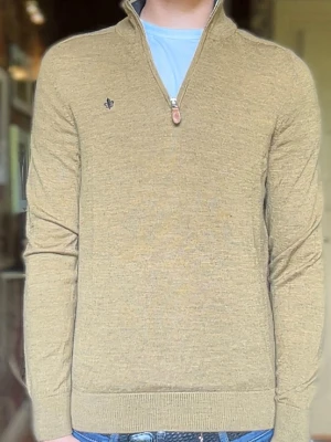 Morris half zip - Stilren Morris halfzip. Väldigt snyggt med en skjorta under. Camelfärgad. 