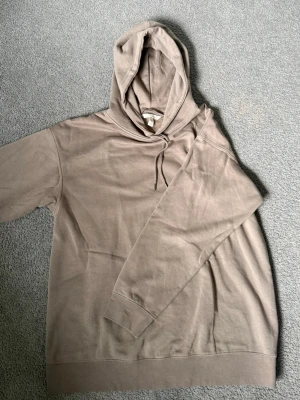 Beige/brun hoodie - En beige/brun hoodie från H&M i storlek M. Den är i väldigt fint skick då den knappt är använd. 💕