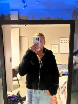 Svart teddyjacka  - Säljer en svart teddyjacka med dragkedja framtill och hög krage. Jackan har en mjuk, fluffig yta och en avslappnad passform som passar perfekt till jeans och till hösten. Enkel och stilren design utan synligt märke. Nästan aldrig använt. Skriv för frågor🩷🫶🏼
