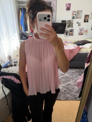 Ljusrosa halterneck top - Säljer en ljusrosa halterneck top från Zara som är i väldigt bra skick.