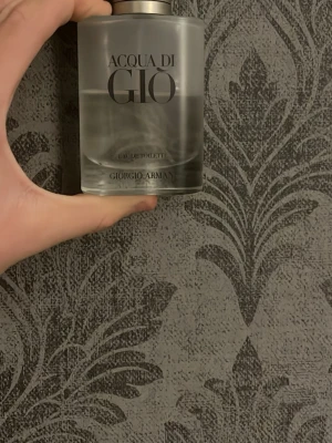 Acqua di Giò Eau de Toilette - Acqua di Giò Eau de Toilette från Giorgio Armani. Flaskan är frostad och genomskinlig med silverfärgad kork och svart text. Klassisk och stilren design som passar perfekt i badrumshyllan. Doften är fräsch och tidlös. 25 ml kvar ungefär till ett värde av 450 ungefär, men säljer för 350