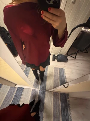 Vinröd blus med öppen rygg - Vinröd blus med öppen rygg, från Gina i strl S🍷