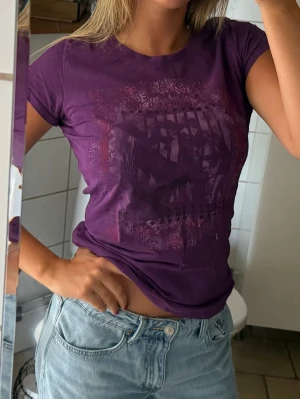 Lila t-shirt med tryck - Snygg lila t-shirt med coolt tryck framtill💜💜💜