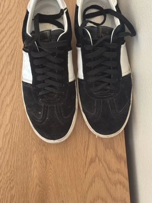  Valentino garavani  - Snygga sneakers från Valentino i svart mocka och vitt läder. Klassisk låg modell med svarta skosnören och vit sula. . Dock följer bara skorna med! Bara att höra av sig vid frågor….. använd en sommar 