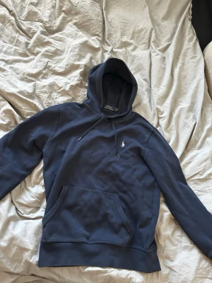 Navy Ralph Lauren hoodie  - Schysst Navy Ralph Lauren hoodie i mycket bra skick till ett riktigt bra pris. 
