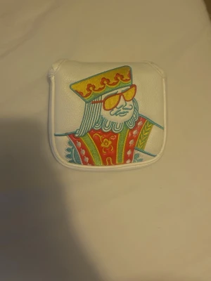 Vit plånbok med kungmotiv - En vit putter hedcover med ett skit coolt motiv på en kung och en mysig insida där klubban är skyddad.