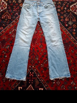 Nudie Bootcut Jeans - Tjena! Jag säljer nu dessa nudies I modellen low flare glenn, en av nudies tidigaste modeller. Jeansen är i gott skick, med lite lätt heelbite i bak. Storleken är på gränsen till urtvättad, men sitter som w30 l32. Jämför med måtten nedan🔽🔽 Midja:39cm Ytterbenslängd:104cm Lår:29cm  Benöppning:24cm Priset kan diskuteras! Mvh Otto