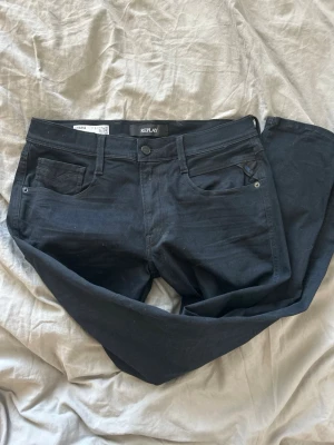 Jet-Black Replay Anbass Hyperflex jeans.  - Svarta replay anbass hyperflex jeans oanvända och säljs till riktigt bra pris då nypris var runt 1100 kr. 