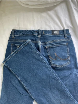 Blå bootcut ltb jeans  - Lågmidjade bootcut ltb jeans storlek 28/30