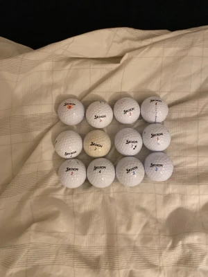 Srixon golfbollar, 12-pack - Säljer ett 12-pack vita golfbollar från Srixon. Bollarna har olika nummer och klassisk golfbollsyta med små dimplar. Perfekt för dig som vill fylla på golfbagen inför säsongen.