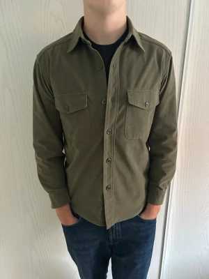 Uniqlo Overshirt - Olivgrön Uniqlo Overshirt Storlek: S Passfrom: Se bild Skick: Mycket bra Nypris: 600 SEK Modellen på bilden: 184 CM 77 KG Extra knapp ingår Skickas inom 24h😁