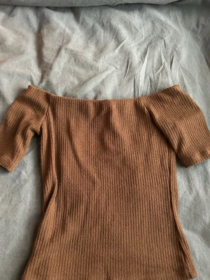 Brun tröja - H&M - Brun fin tröja från H&M, inte använd så mycket!🫶🏻