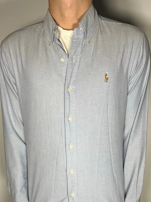 Ralph lauren skjorta - 👕 Plagg: skjorta                                                          📏 Storlek: M                                                             🏷️ Märke/Modell: Ralph lauren slim fit                                                ✨ Skick: Fint skick                                                        💬 Vid frågor är det bara att skriva!                                                                                          🛍️ Gramenti
