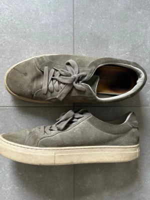Vagabond Paul 2.0 - Snygga sneakers i grå mocka med matchande grå skosnören och vit, tjock gummisula. Klassisk låg modell som passar till det mesta och ger en clean look. Perfekt för dig som gillar stilrena och enkla skor.