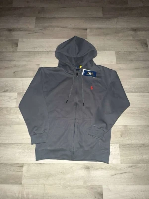 Grå hoodie från Polo Ralph Lauren - En helt ny Ralph Lauren snygg hoodie✅️ jätte fin och bra kvalitet på den💯.