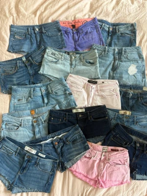Jeansshorts i olika tvättar och färger - Säljer massa fina jeansshorts! De säljs styckvis på min Plick och om man vill ha flera går bundle bra! Jätte fina! 💕de kostar ungefär 200-300 kr styck! Men det finns några billigare!