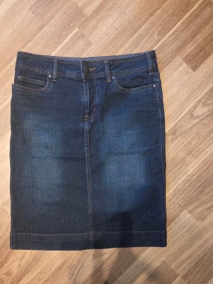Lågmidjad midi denim-kjol - Snygg, bekväm, rakare modell.
