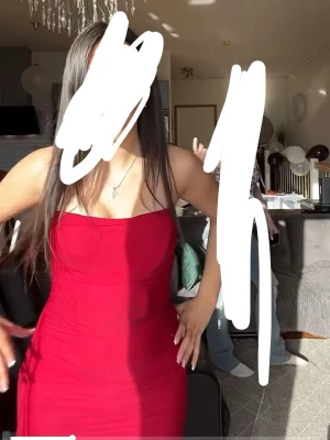 Röd tubklänning  - Röd tubklänning med korset i bysten. Den sitter jättefint.  jag hade den på min födelsedag
