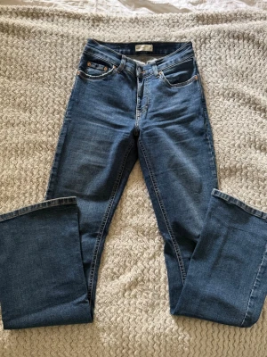 Gina Tricot jeans - Flared jeans från Gina Tricot. Använd fåtal gånger och är i bra kondition, storlek 34.