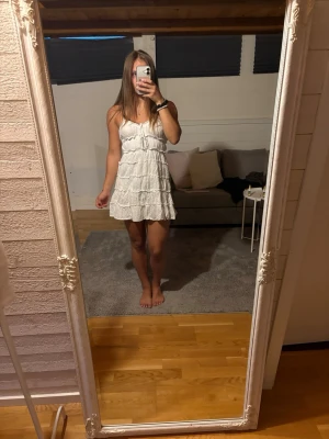 Sommarklänning  - Säljer denna super söta klänning som aldrig kommer till användning! Använd 1 gång på skolavslutningen i 9an ❣️💞