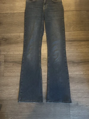 Jeans från Gina  - Ett par blåa mid rise jeans i storlek 34 från Gina, säljer dessa pågrund av de inte kommer till användning längre.  77cm i innerbensläng.