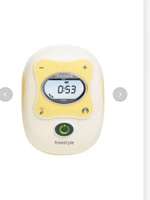 Medela Freestyle bröstpump - Medela Freestyle bröstpump – komplett set  Säljer min Medela Freestyle bröstpump då jag inte längre har behov av den. Den är felfri och fungerar precis som den ska.  Det som ingår: * Medela Freestyle elektrisk bröstpump * Alla tillbehör som hör till * Flera flaskor * Vit pump-BH, storlek XS * Kylväska/förvaringsväska för att hålla flaskorna kalla och enkelt kunna ta med dem  