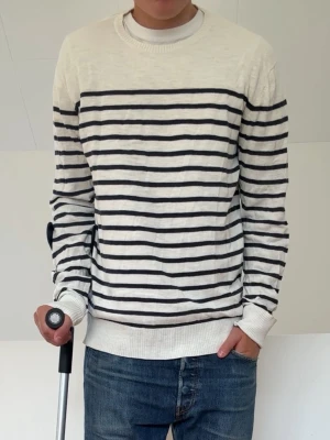 Vit Randig tröja - Vit Randig tröja sitter i strl L! Bra skick och hör gärna av er vid frågor elr funderingar!!