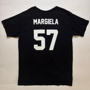 Margiela 57 T-shirt Les(art)ists - T-shirt från Les(art)ists Paris  Sprickor i trycket  100% bomull  Skicka ett meddelande om du har frågor eller vill se fler bilder 