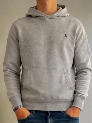 Ralph lauren - Säljer en stilren grå hoodie från Polo Ralph Lauren med mörkblå broderad logga på bröstet. Den är i bra skick och är sparsamt använd , den sitter som S men är i M . tveka inte med att höra av er💫 