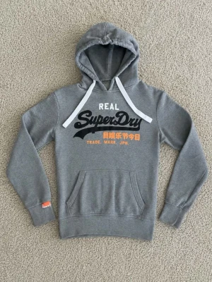 Superdry Hoodie Grå - Superdry Hoodie Grå - Storlek: S - Pris: 599kr - Först till Kvarn! 