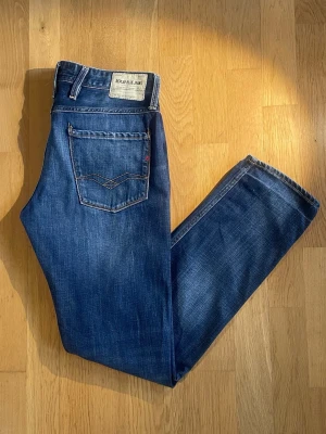 Replay Anbass jeans - Säljer ett par feta Replay jeans i den trendiga modellen “Anbass”. 👖 Mörkblå färg med snygg wash. | Skick: 8/10 (har varit uppvikta därav en rand längst ner som ej syns vid användning) | Storlek: W33 L34 | Pris: 349kr| Skriv vid minsta fundering😊